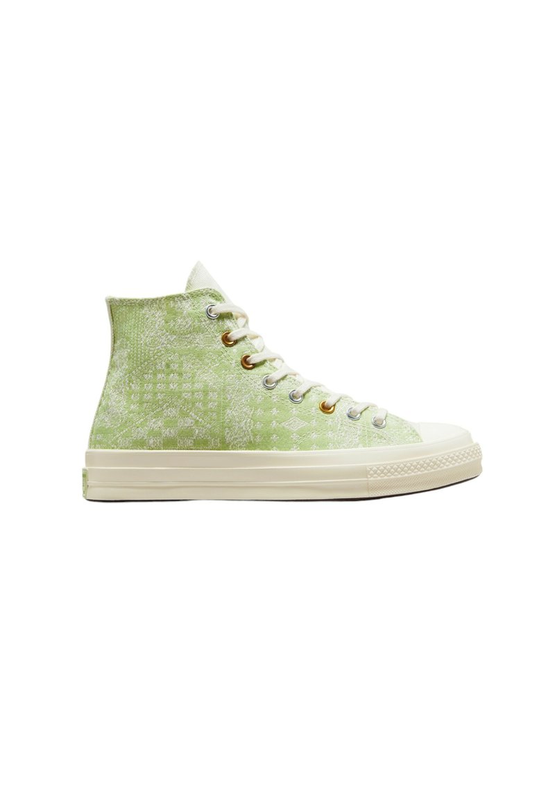 Sneaker verde cu un model, tip călcâi înalt, cu talpă din cauciuc alb, ocheți aurii și un design texturat pe partea superioară din pânză.