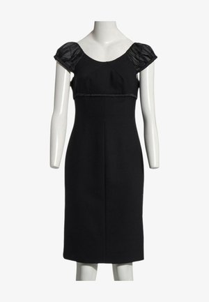 Schwarzes knielanges Kleid mit taillierter Passform und strukturierten kurzen Puffärmeln auf weißem Schaufensterpuppen-Torso.