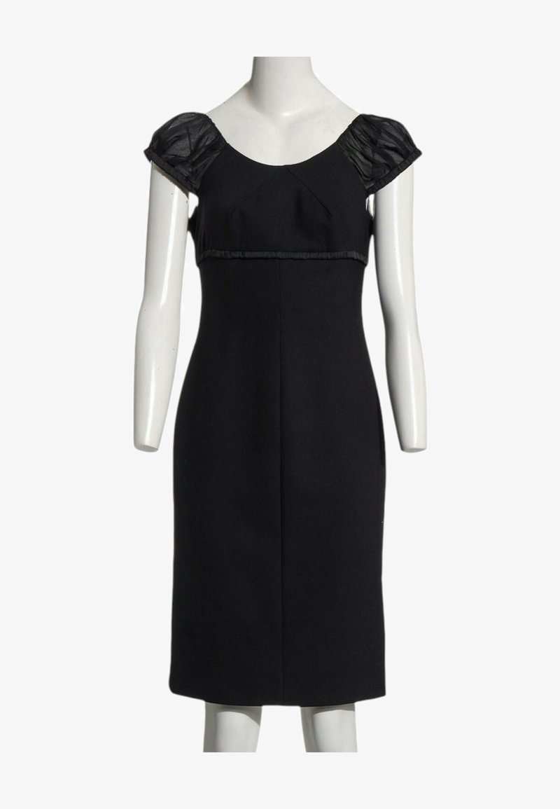 Robe noire jusqu'au genou avec taille cintrée et manches courtes bouffantes texturées sur torse de mannequin blanc.