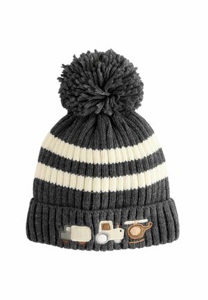 Bonnet tricoté avec un motif rayé gris et crème, comprenant un pompon sur le dessus et des véhicules brodés sur le bord.