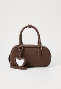 Sac à main en simili cuir marron avec des poignées arrondies, une forme rectangulaire, des accessoires en or et un porte-clés en forme de cœur.