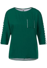 Zelená blůza s krátkým rukávem a kulatým výstřihem, vybavená náprsní kapsou a bílými pruhy podél rukávů. Hladká textilie.