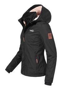 Zwarte jas met capuchon, roze voering, ritsluiting, zijzakken en een bruine leren logo patch op de mouw. Lichtgewicht, gladde textuur.