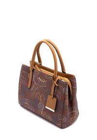 Sac à main marron à motifs avec des poignées en cuir beige, fermeture éclair et une étiquette de bagage. Présente des designs sur le thème du voyage dans plusieurs couleurs.
