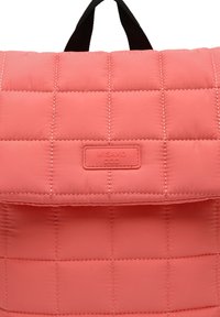 Korálový prešívaný batoh s obdlžníkovým tvarom, ktorý má preklápaciu chlopňu a textúrovaný povrch. Obsahuje značkovú etiketu.