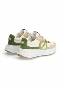 Le sneaker presentano un design in suede verde e beige, una suola intermedia bianca testurizzata, accenti in contrasto e una forma arrotondata. Chiusura con lacci.