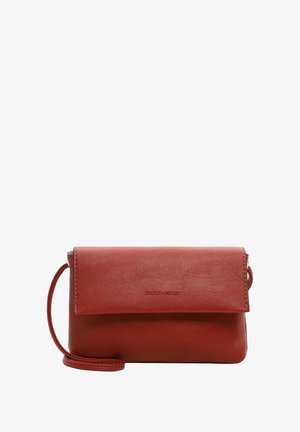 Rød læder crossbody taske med klaplukning og en aftagelig rem. Glat tekstur, minimal syning, med et logo præget på forsiden.