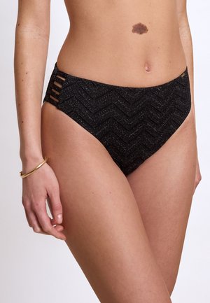 Bas de bikini noir taille haute avec un motif texturé en chevrons et des découpes sur les côtés. Le tissu a un effet scintillant subtil.