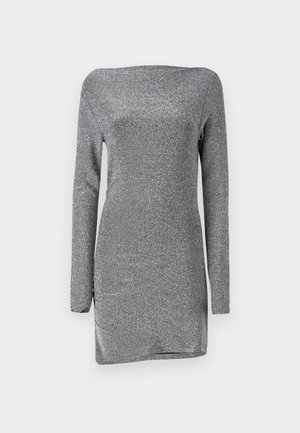 Sølvfarvet, langærmet kjole med en tætsiddende silhuet, lavet af et struktureret, glitrende stof, med en off-the-shoulder halsudskæring og en sideslids.