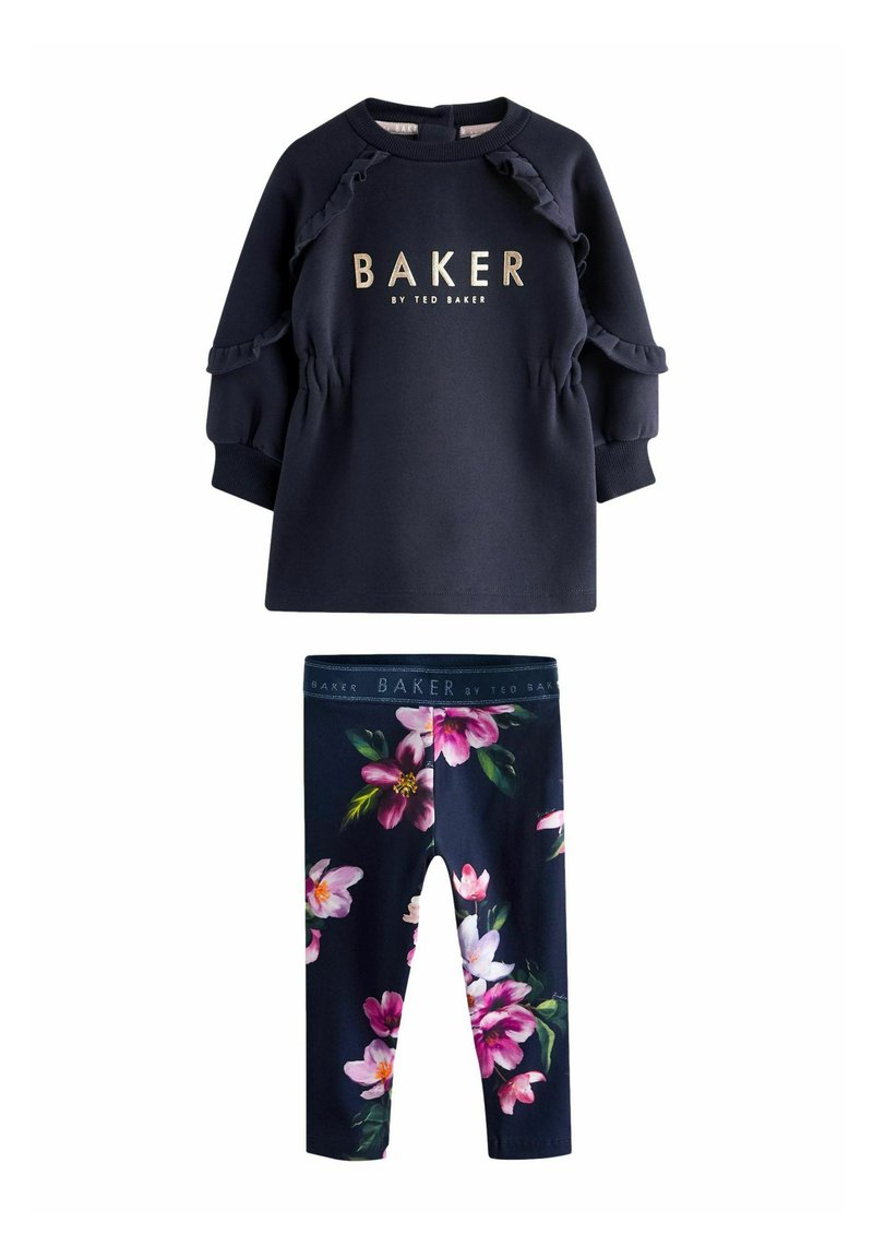 Felpa blu navy con maniche a volant e il testo dorato "BAKER", abbinata a leggins stampati a fiori con fiori rosa e bianchi su sfondo blu navy.
