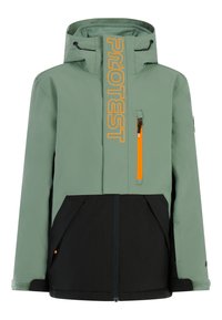 Groene en zwarte waterdichte jas met een oranje ritszak, grote voorzakken, een capuchon en het logo "PROTECT" dat prominent is afgebeeld.