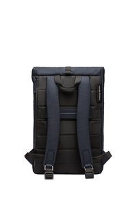 Sac à dos de marine avec des accents noirs, dos rembourré, bretelles ajustables, poignée supérieure et poche zippée. Tissu lisse avec des coutures horizontales.