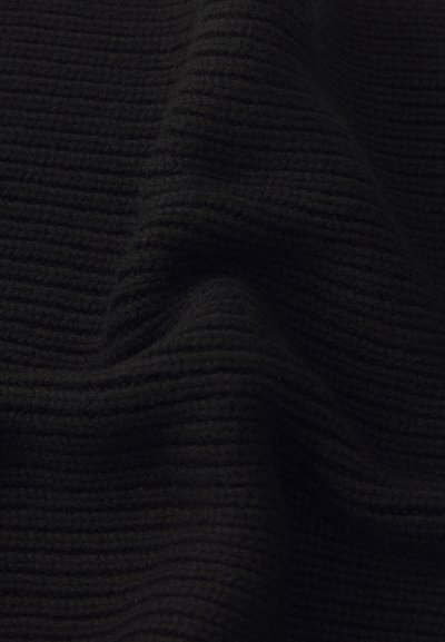 Schwarzer, strukturierter Stoff mit einem gerippten Muster, der weiche, dicke Fasern aufweist, die ein wellenförmiges Erscheinungsbild erzeugen. Geeignet für verschiedene Kleidungsstücke.