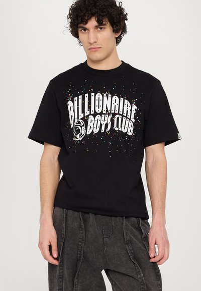 T-shirt en coton noir avec une grande impression blanche "Billionaire Boys Club" ornée de taches colorées et un graphique d'astronaute.