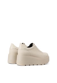 Sneaker platform beige realizzati in pelle liscia, con punta arrotondata, chiusura con lacci e suola in gomma testurizzata con scanalature verticali.