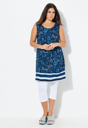 Ulla Popken MIXED FLOWER SLEEVELESS SWING - Žerzejové šaty - marine
