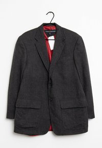 Grå uldblazer med to forlommer, knaplukning og rød foring. Klassisk design med hakrevers og struktureret stof.