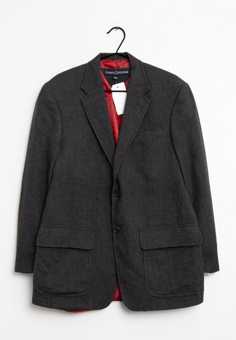 Grå uldblazer med to forlommer, knaplukning og rød foring. Klassisk design med hakrevers og struktureret stof.