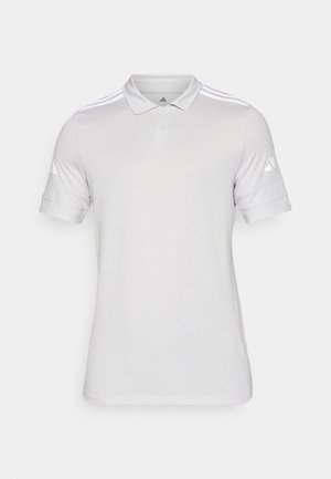 Bela polo majica iz teksturiranega blaga, z klasikastim ovratnikom, tri gumbi in tremi belimi črtami na ramenih.