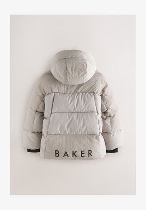 Heledhall hallilokivi jakk mustriga, millel on kapuuts, millel on horisontaalsed õmblustooted ja must "BAKER" logo allääres. Sile, kergelt tekstureeritud kangas.