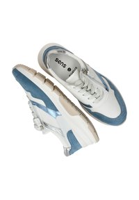 Witte en lichtblauwe sneakers met een mix van leren en suède texturen, voorzien van een stevige zool en subtiele metalen accenten.