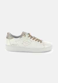 Sneaker in pelle bianca con accenti beige, punta rotonda, superficie testurizzata e suola piatta in gomma. Presenta un logo minimalista e lacci a contrasto.