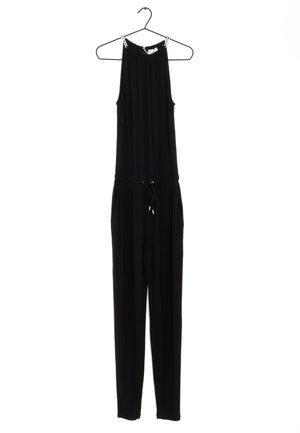 Schwarzer ärmelloser Jumpsuit mit Kordelzug in der Taille, an einem schwarzen Metallbügel vor weißem Hintergrund hängend.