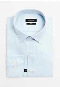 Lichtblauw slim fit overhemd, netjes gevouwen met dichtgeknoopte manchetten en kraag, gelabeld Massimo Dutti, gemaakt in Turkije.