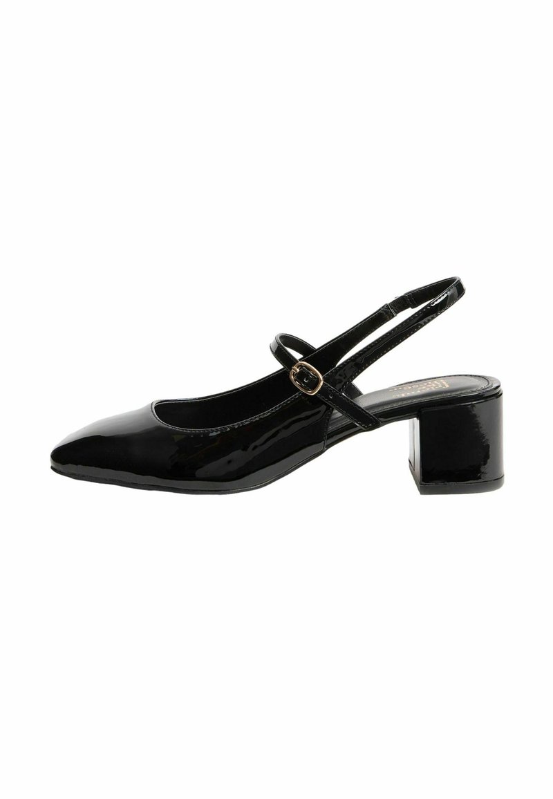 Čierna lakovaná slingback obuv s špicatou špičkou, hrubým opätkom a nastaviteľným okolo členku, ktorý má kruhovú sponu.