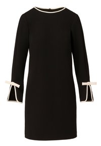 Černé šaty s dlouhými rukávy, které mají bílé lemování na výstřihu a manžetách, na kterých jsou mašličky. Hladká tkanina, přiléhavý střih.