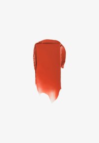 Rossetto rosso su uno sfondo bianco, che mostra una consistenza liscia e lucida con un colore vibrante e intenso. La forma è una pennellata rettangolare con un bordo leggermente irregolare.