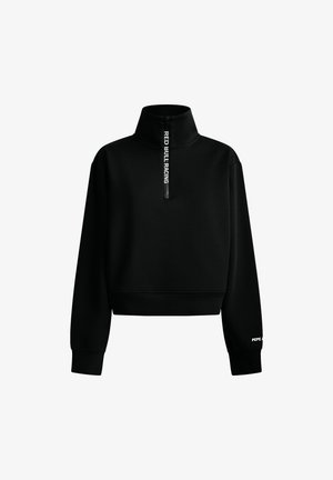 Sweatshirt preto de pullover com um colarinho alto, fecho de zíper a um quarto na parte da frente e punhos canelados. Exibe o texto "RED BULL RACING" no colarinho.