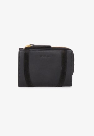 Zwarte leren portemonnee met een gladde afwerking, voorzien van een gouden rits, contrasterende donkere fluwelen accenten en een verdiept merklogo aan de voorkant.