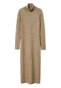 Vestido de punto, de manga larga y cuello alto en un color marrón claro. Presenta una parte superior ajustada y una parte inferior holgada con un detalle de costura diagonal.