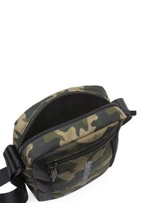 Bolso crossbody de camuflaje con apertura con cremallera, confeccionado en tela duradera. Presenta una correa ajustable y detalles en negro para crear contraste.