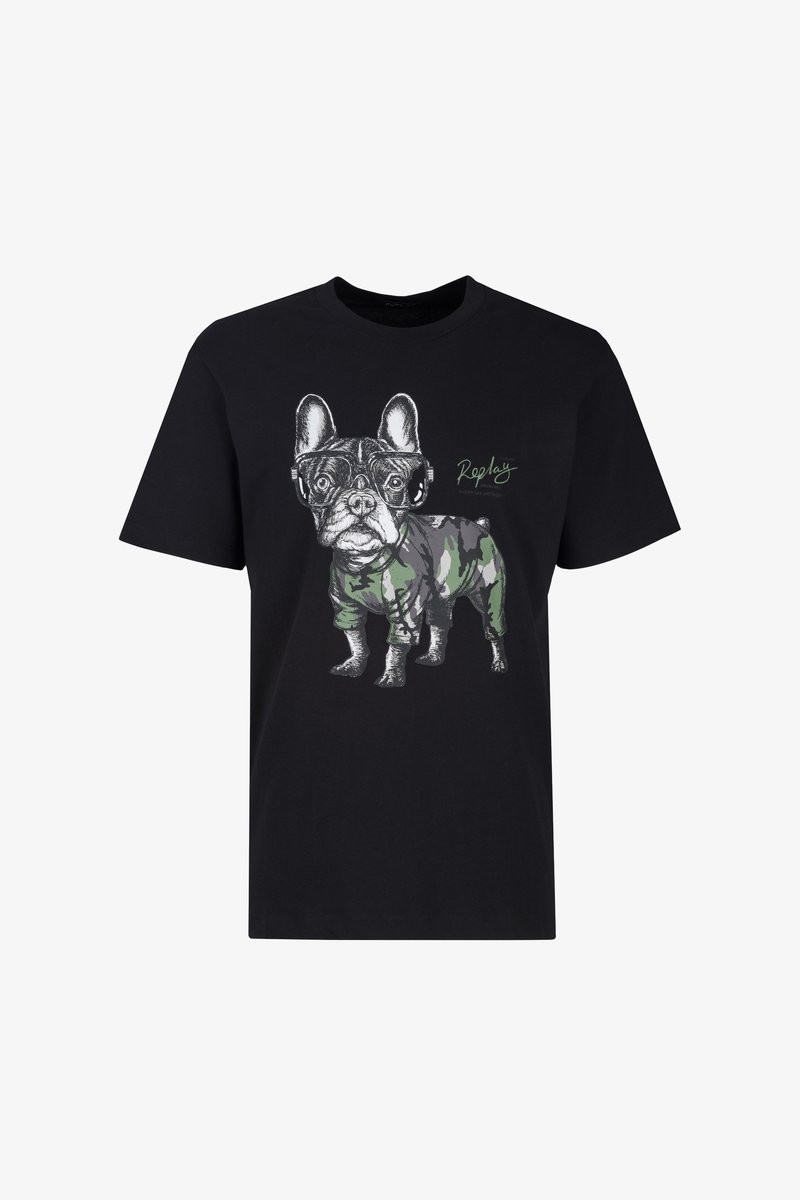 Schwarzes Baumwoll-T-Shirt mit einem Grafikdruck eines Französischen Bulldogs, der eine Brille und Tarnhosen trägt. Das Design enthält grüne Akzente und Markentext.