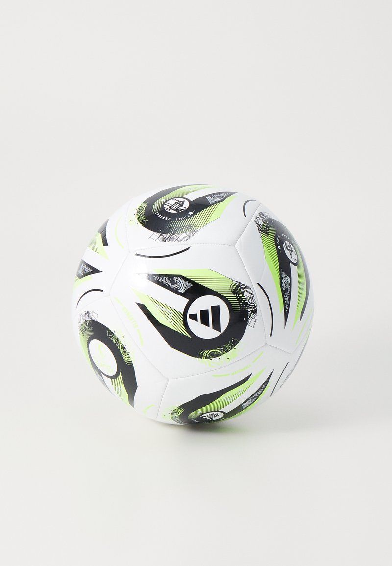 Balts futbola bumbas ar melniem un neona zaļiem grafiskajiem rakstiem, heksagonālām paneļiem, gludu tekstūru un izteiktu zīmola logo.