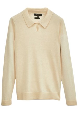 Beige trui met lange mouwen, een geribbelde kraag en een kleine openstaande sleutelgat onder de halslijn.