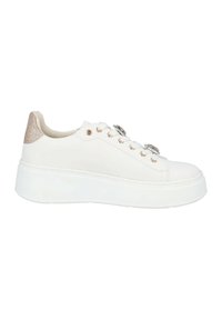 Sneaker bianco in pelle con suola chunky bianca, dettaglio in oro rosa sul tallone e hardware decorativo sui lacci. Presenta una texture liscia.