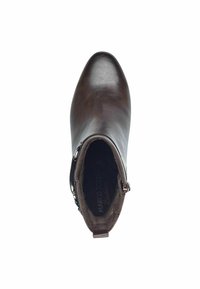 Botină maro, realizată din piele netedă, cu vârf rotund, cusături subtile și o curea decorativă cu elemente metalice pe lateral.