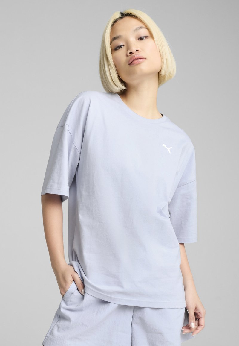 T-shirt in cotone grigio chiaro con maniche corte e colletto rotondo. Presenta un logo bianco sul lato sinistro del petto e un design a vestibilità rilassata.