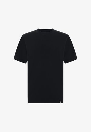 Effen zwarte korte mouw T-shirt met een ronde hals en een klein rechthoekig logolabel aan de onderzoom, op een witte achtergrond.