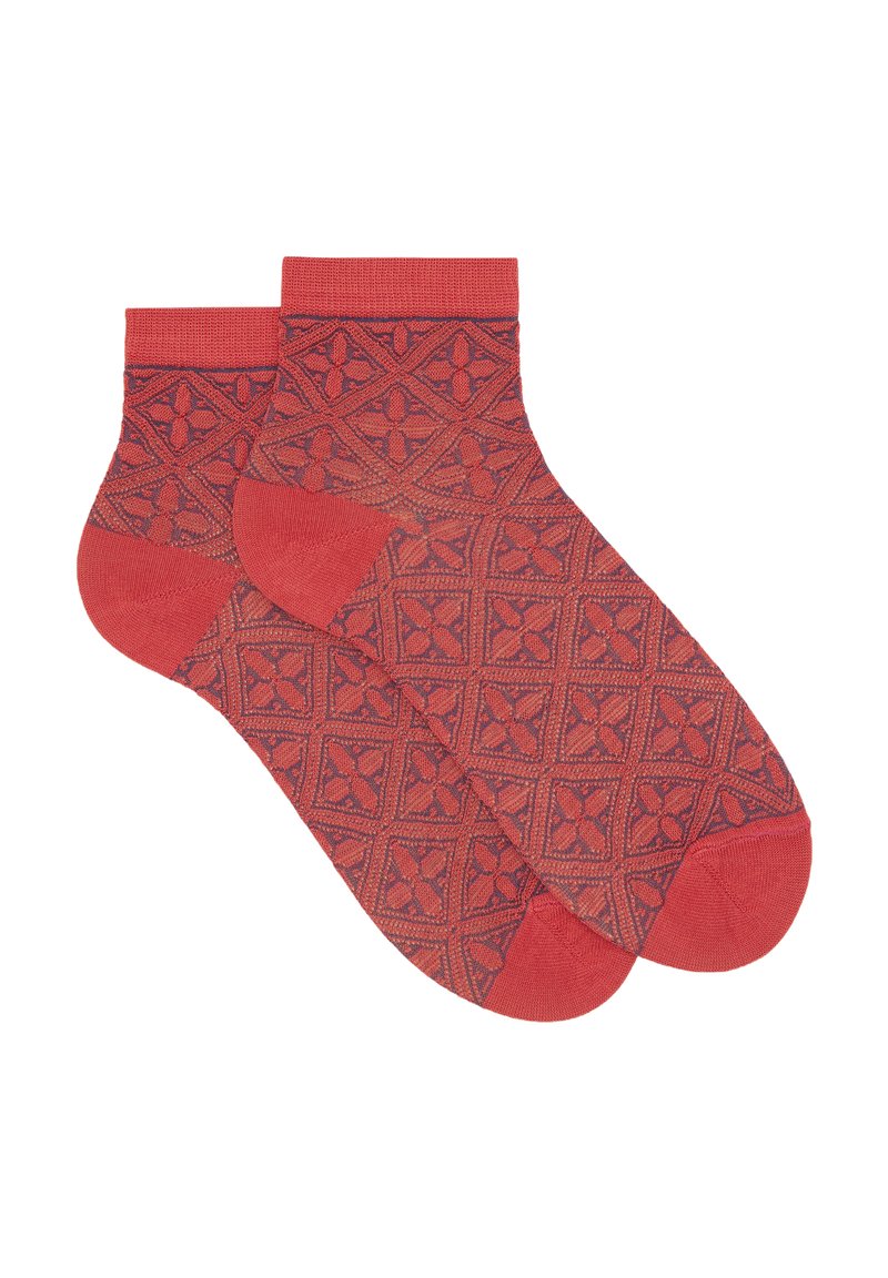 Calze alla caviglia rosse con un motivo geometrico testurizzato in tonalità di rosso scuro e viola, con risvolti rossi solidi e aree della punta rinforzate.