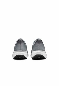 Paire de chaussures de sport grises avec semelles intermédiaires blanches et semelles extérieures noires vues de dos sur fond blanc.