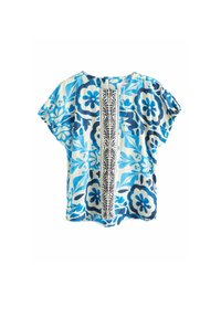 Blusa de manga corta, ligera, con patrones florales azules sobre un fondo blanco y un panel decorativo de tela central.