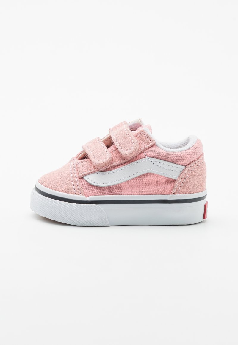 Rosa kanvas sneakers med två kardborreband, vita accenter, gummisula och svart rand; har rundad tå och strukturerat material.