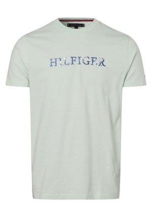 Jasnoszary T-shirt z krótkim rękawem, z postarzaną niebieską nazwą „HILFIGER” na środku klatki piersiowej i okrągłym dekoltem.