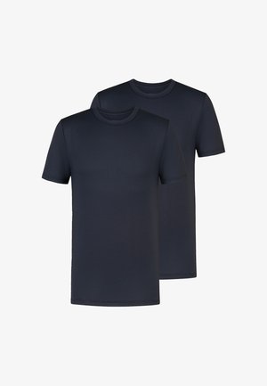 To ensfarvede mørk marineblå T-shirts med korte ærmer og rund hals, lagdelte med den ene let bag den anden på en hvid baggrund.