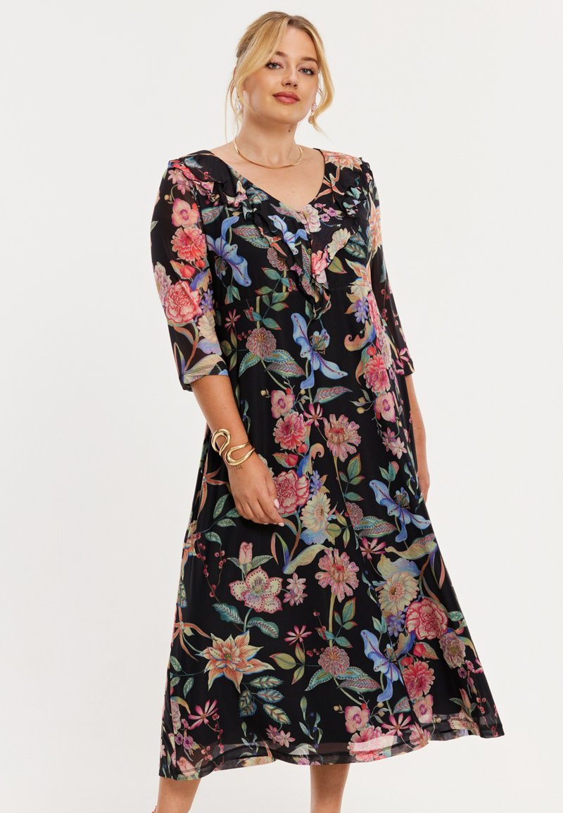 Bloemenjurk met zwarte basis, voorzien van levendige bloemen en vogels, V-hals, ruchesdetail en driekwart mouwen.