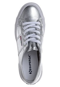 Baskets à lacets métalliques argentées avec semelle blanche, lacets blancs, et logo "Superga" sur le côté et la semelle intérieure, vues de dessus.